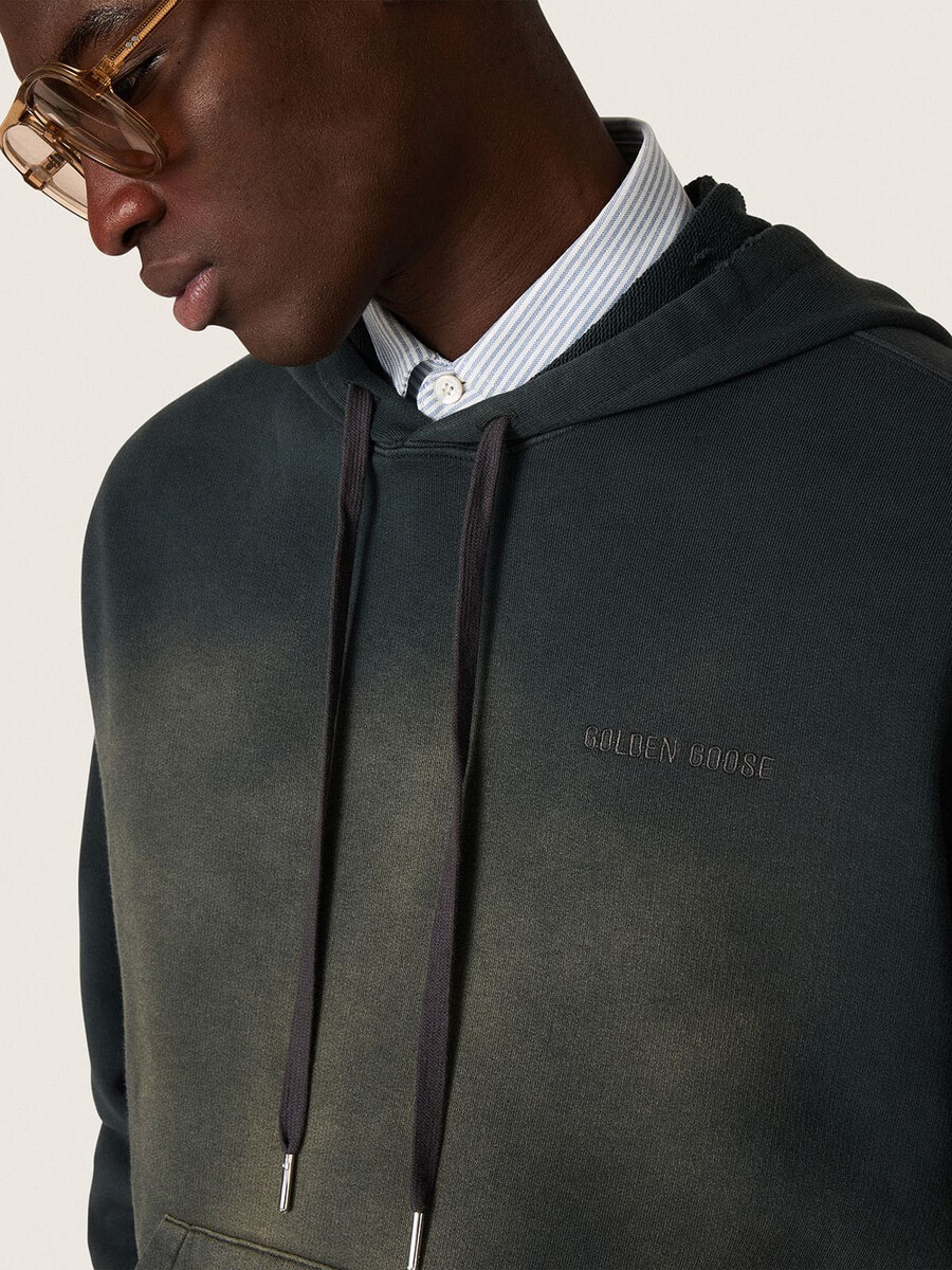 unisex hoodie van zwart katoen met een gebleekt effect.