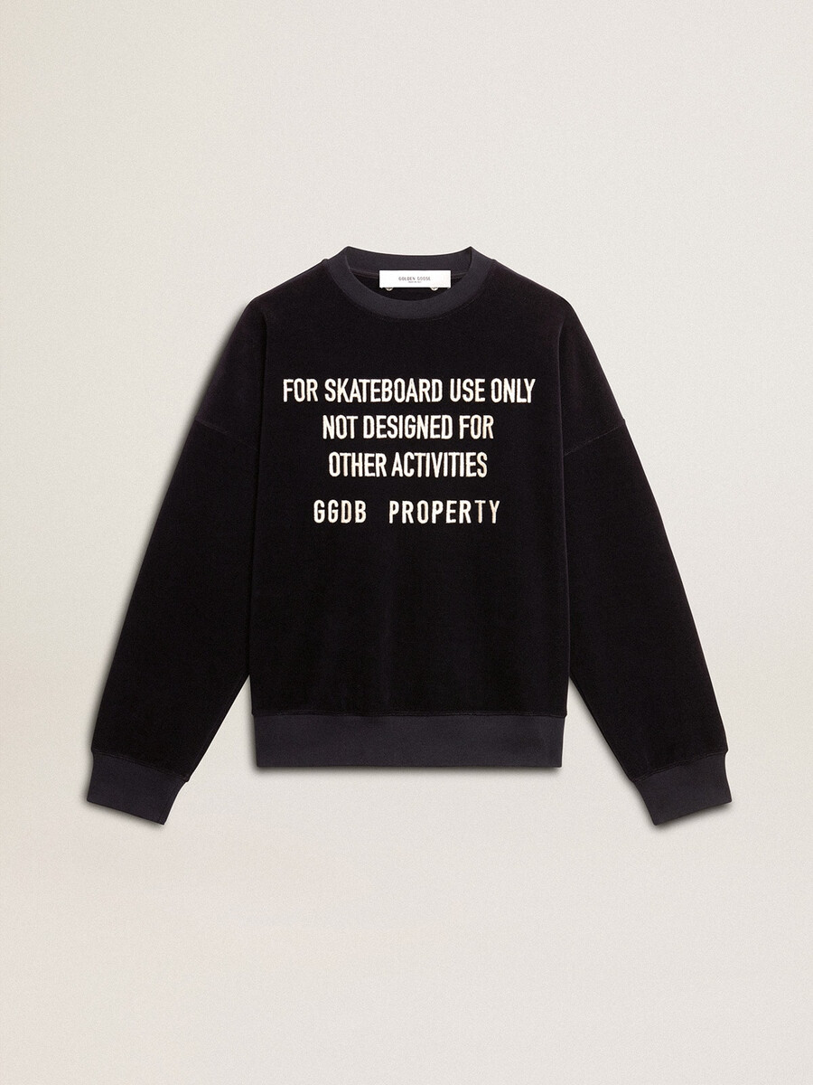 zwarte sweater met ronde hals en geborduurde letters.