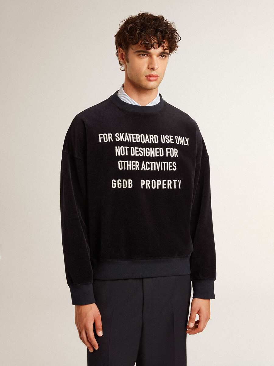 zwarte sweater met ronde hals en geborduurde letters.