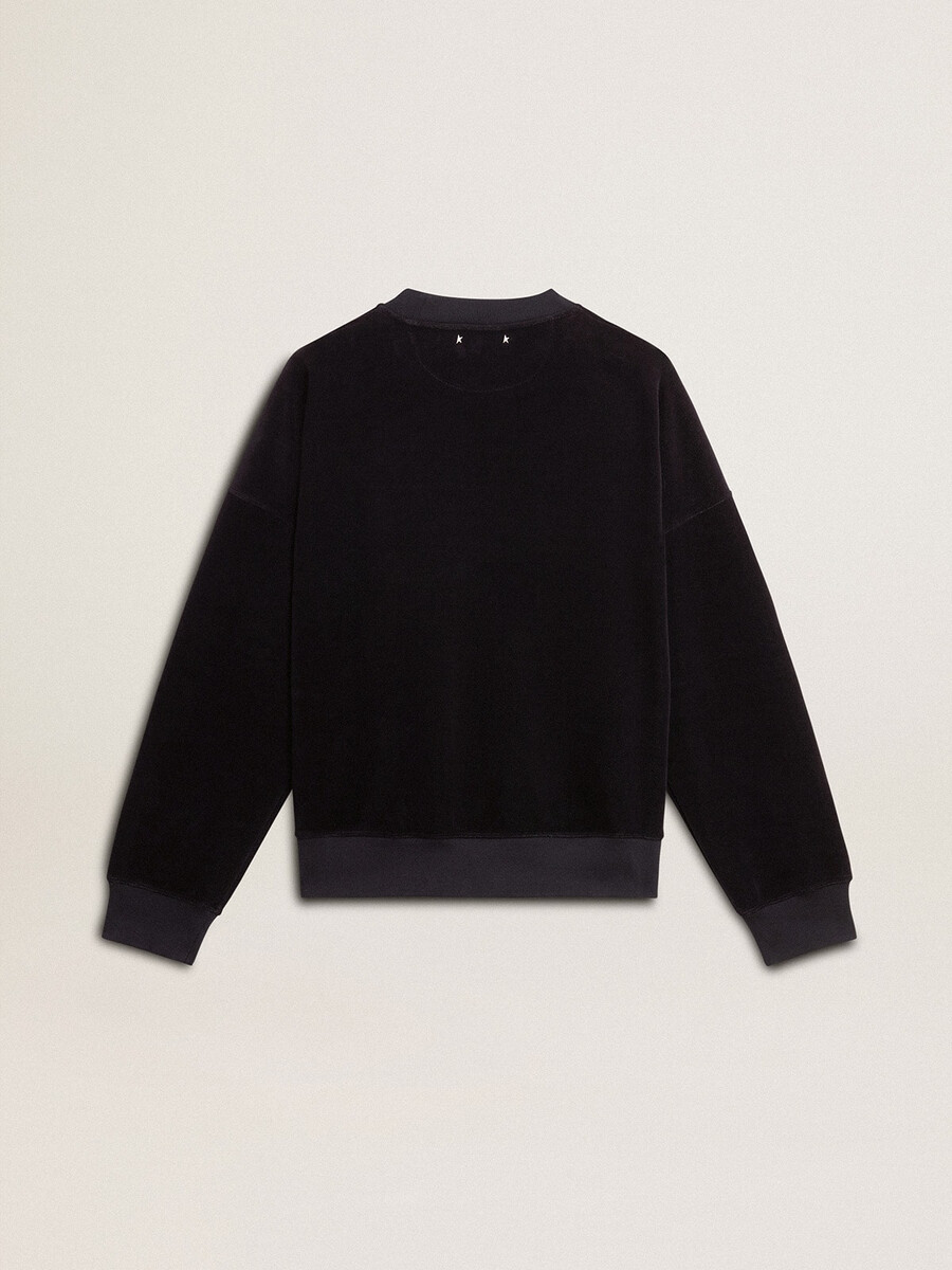 zwarte sweater met ronde hals en geborduurde letters.