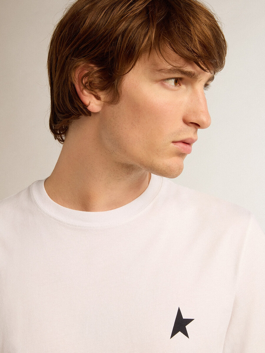 t-shirt uit de white star collection met een zwarte ster op de voorkant.