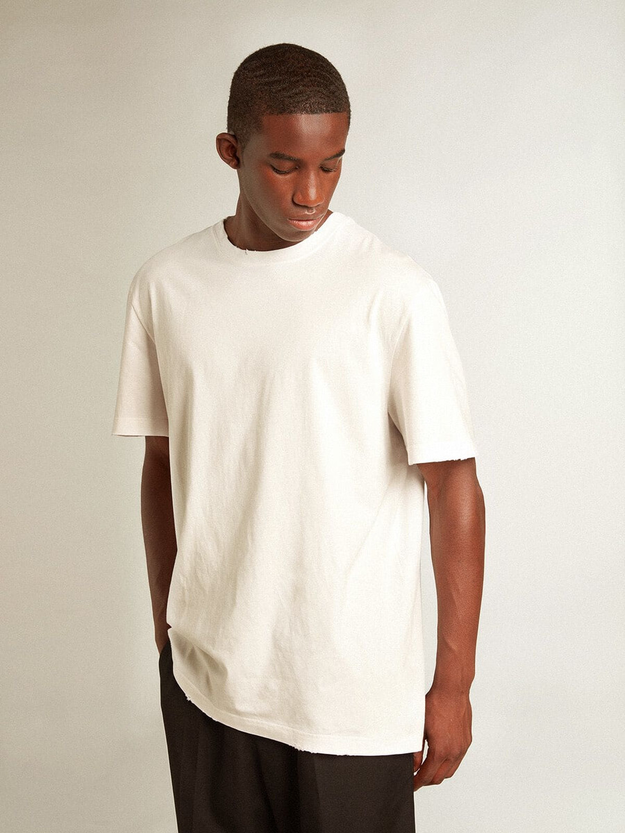 wit heren-t-shirt met een verwassen look.