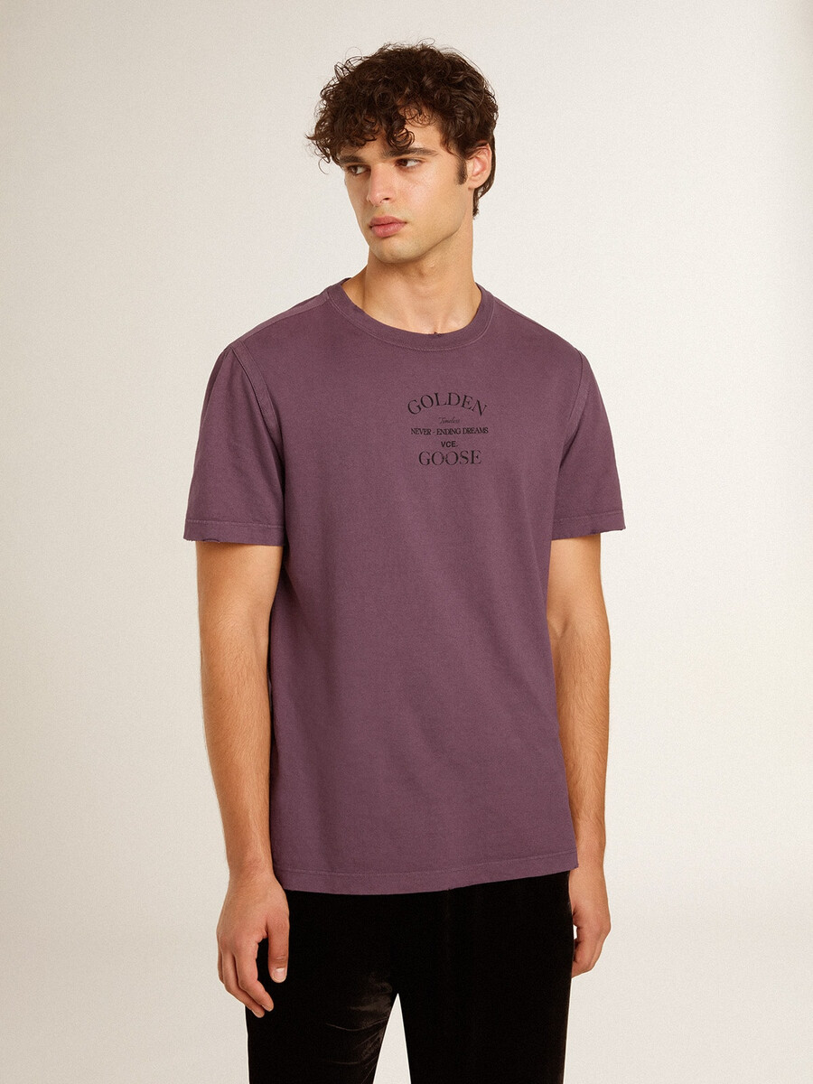heren t-shirt van katoen in een verwassen paarse kleur met logo-opdruk.