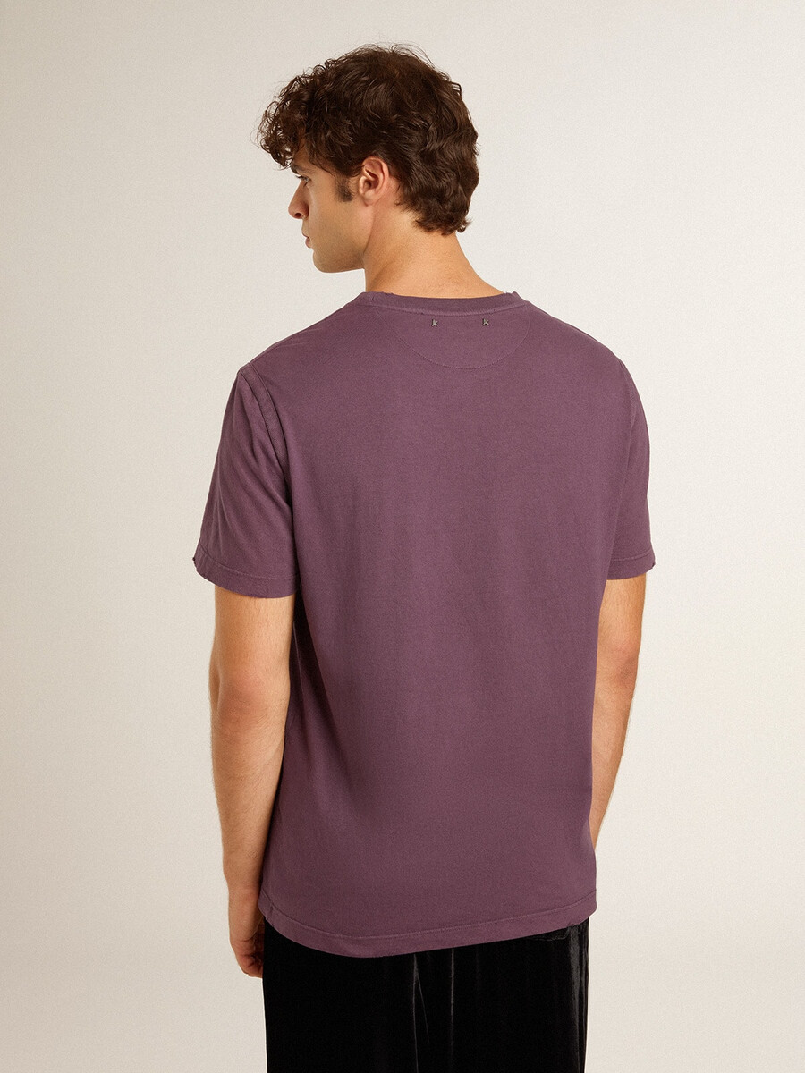 heren t-shirt van katoen in een verwassen paarse kleur met logo-opdruk.