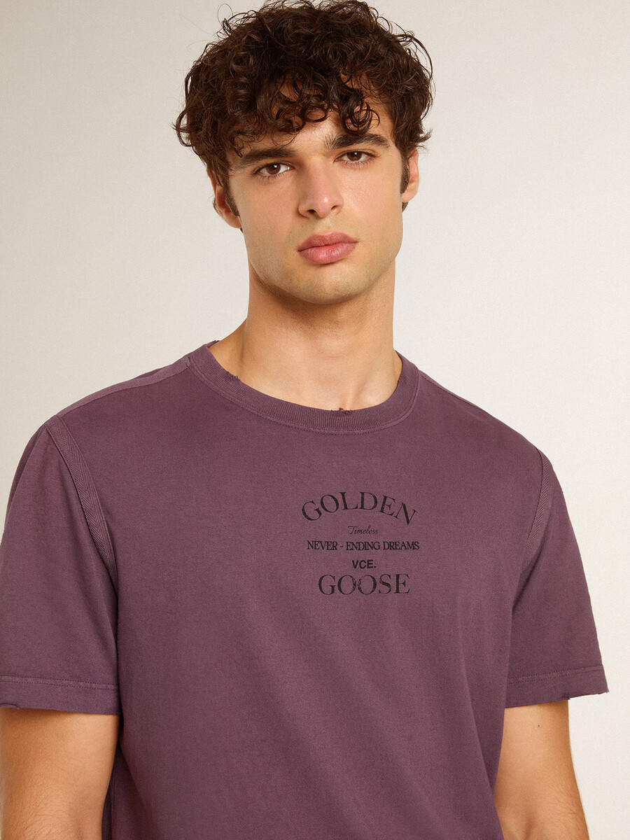 heren t-shirt van katoen in een verwassen paarse kleur met logo-opdruk.