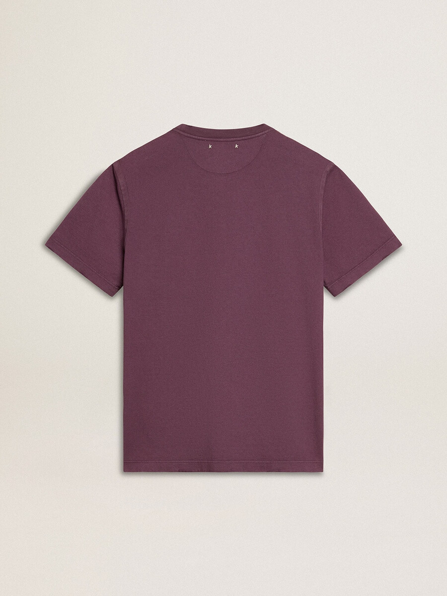heren t-shirt van katoen in een verwassen paarse kleur met logo-opdruk.