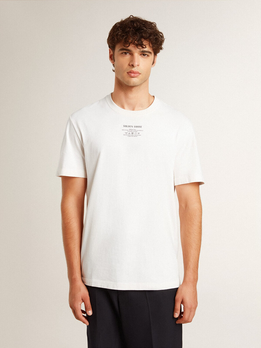 versleten wit katoenen t-shirt voor heren met zwarte letters.