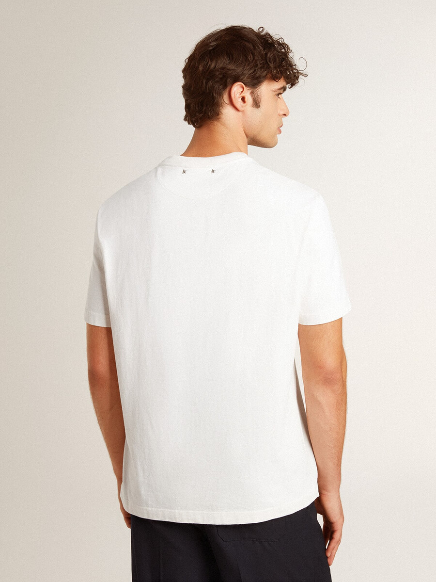 versleten wit katoenen t-shirt voor heren met zwarte letters.