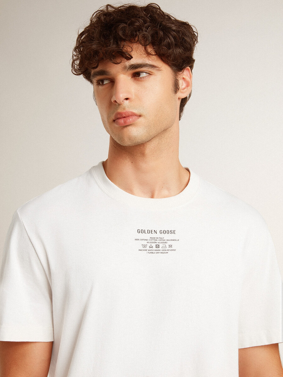 versleten wit katoenen t-shirt voor heren met zwarte letters.