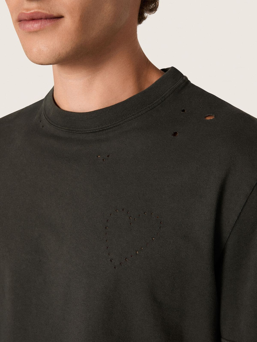 heren t-shirt van antracietkleurige katoenen jersey met geperforeerd hart.