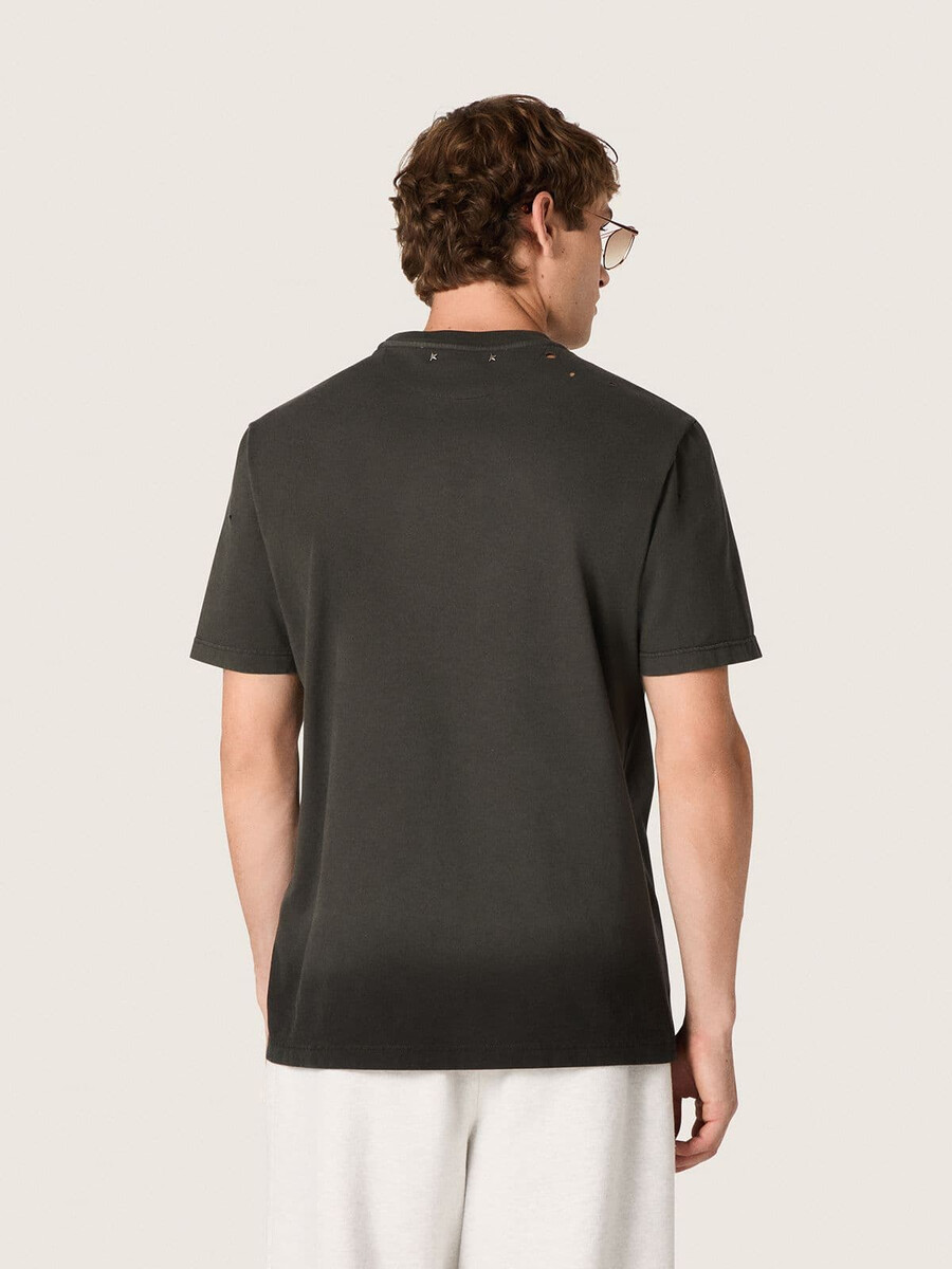 heren t-shirt van antracietkleurige katoenen jersey met geperforeerd hart.