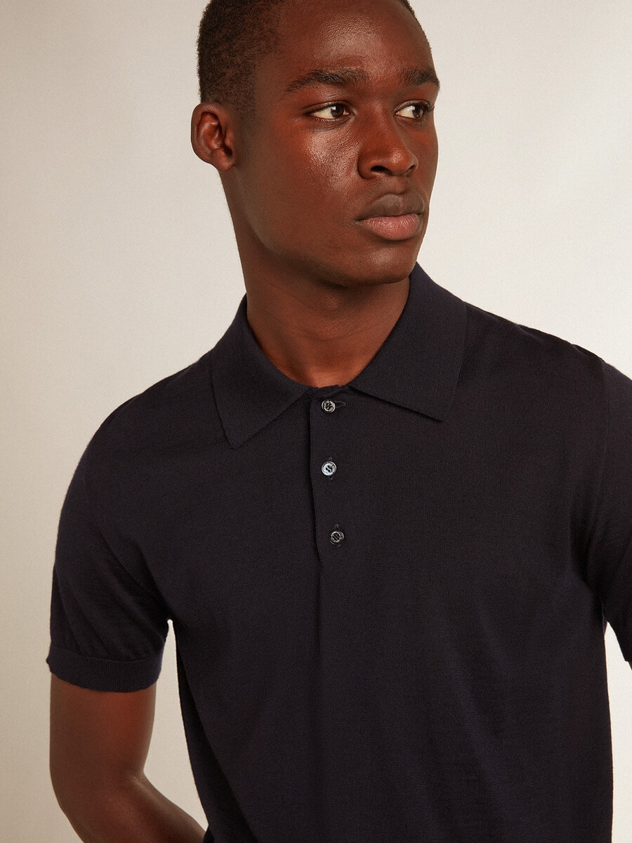 polo shirt met korte mouwen voor heren gemaakt van marineblauwe merinowol.