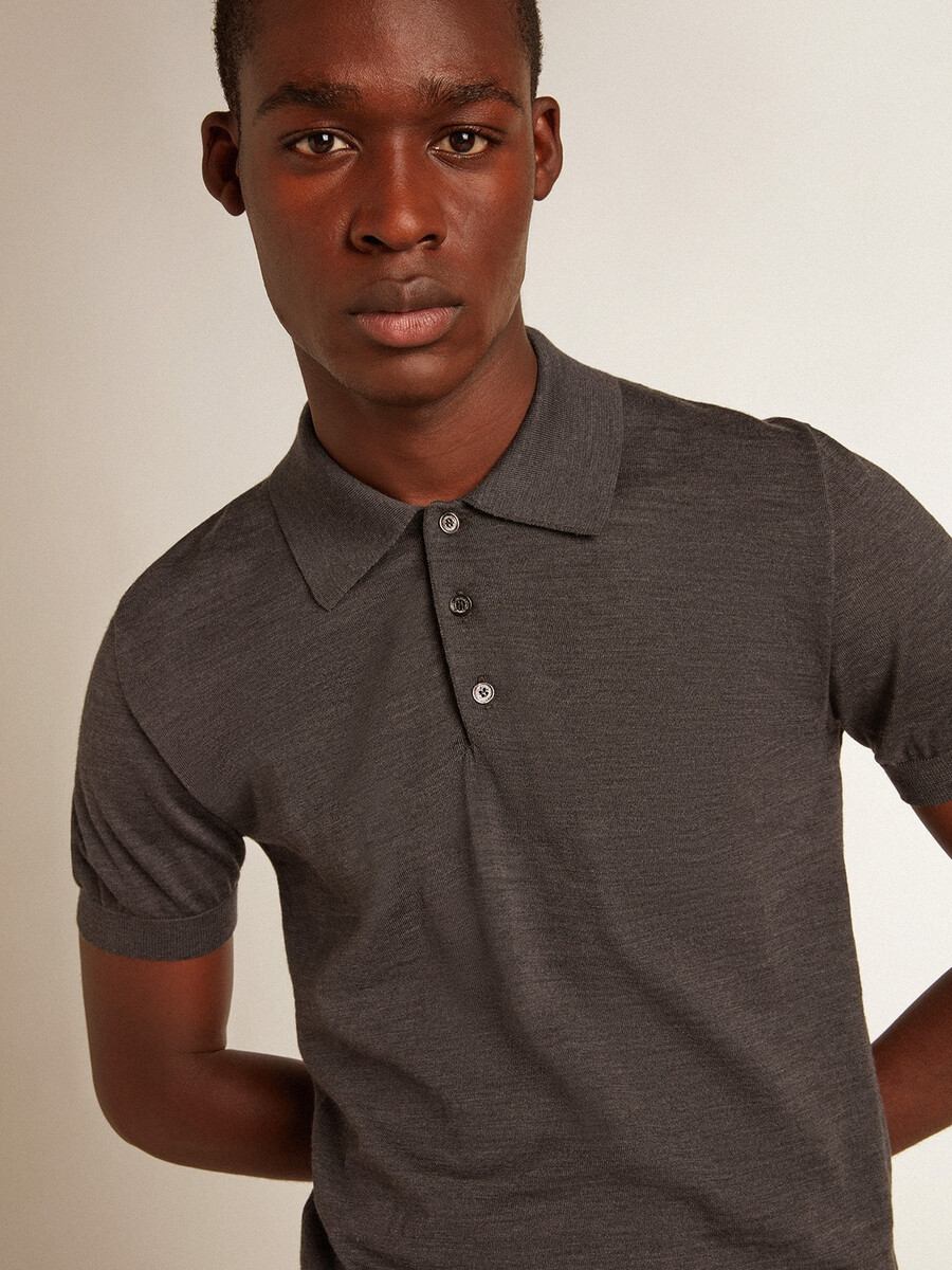 polo shirt met korte mouwen voor heren gemaakt van grijze merinowol.