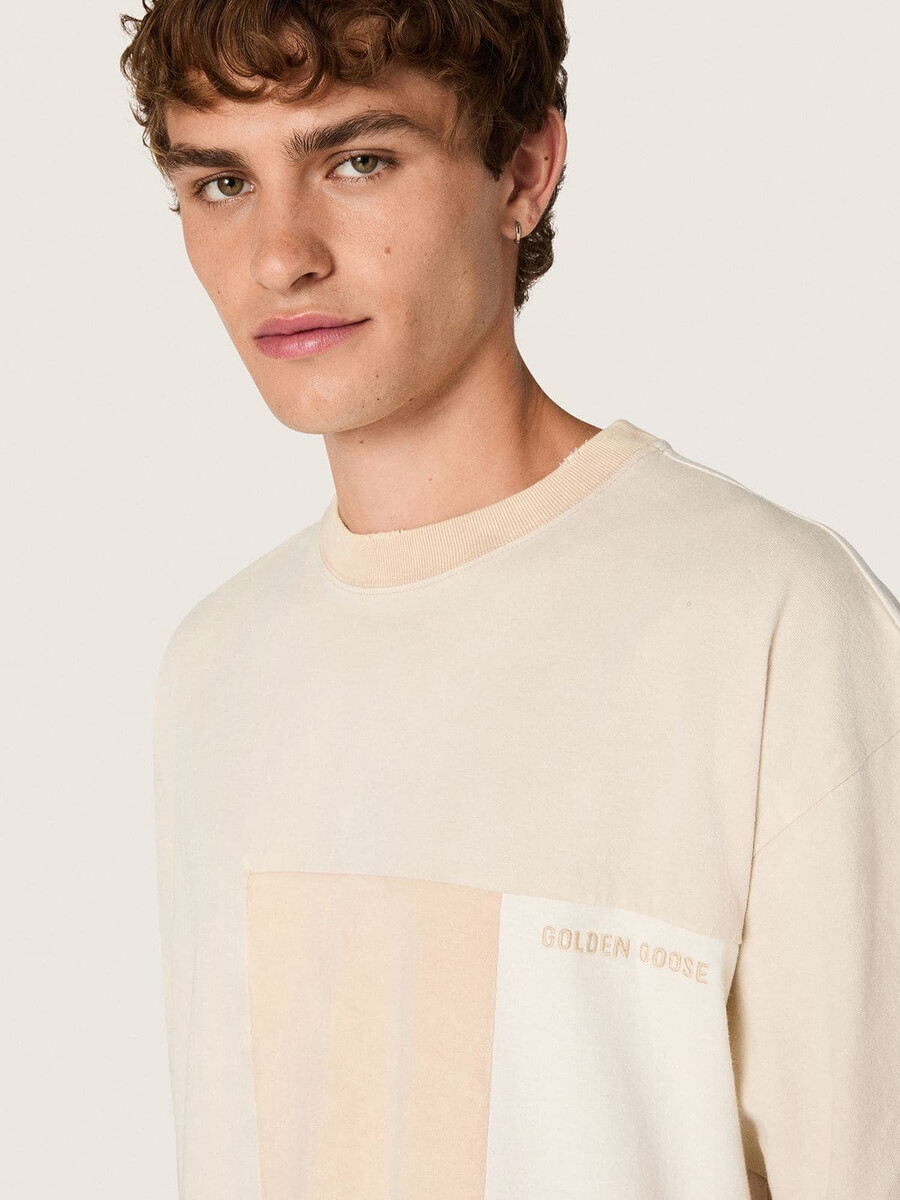 heren t-shirt van katoenen jersey met een wit en beige patchwork-effect.