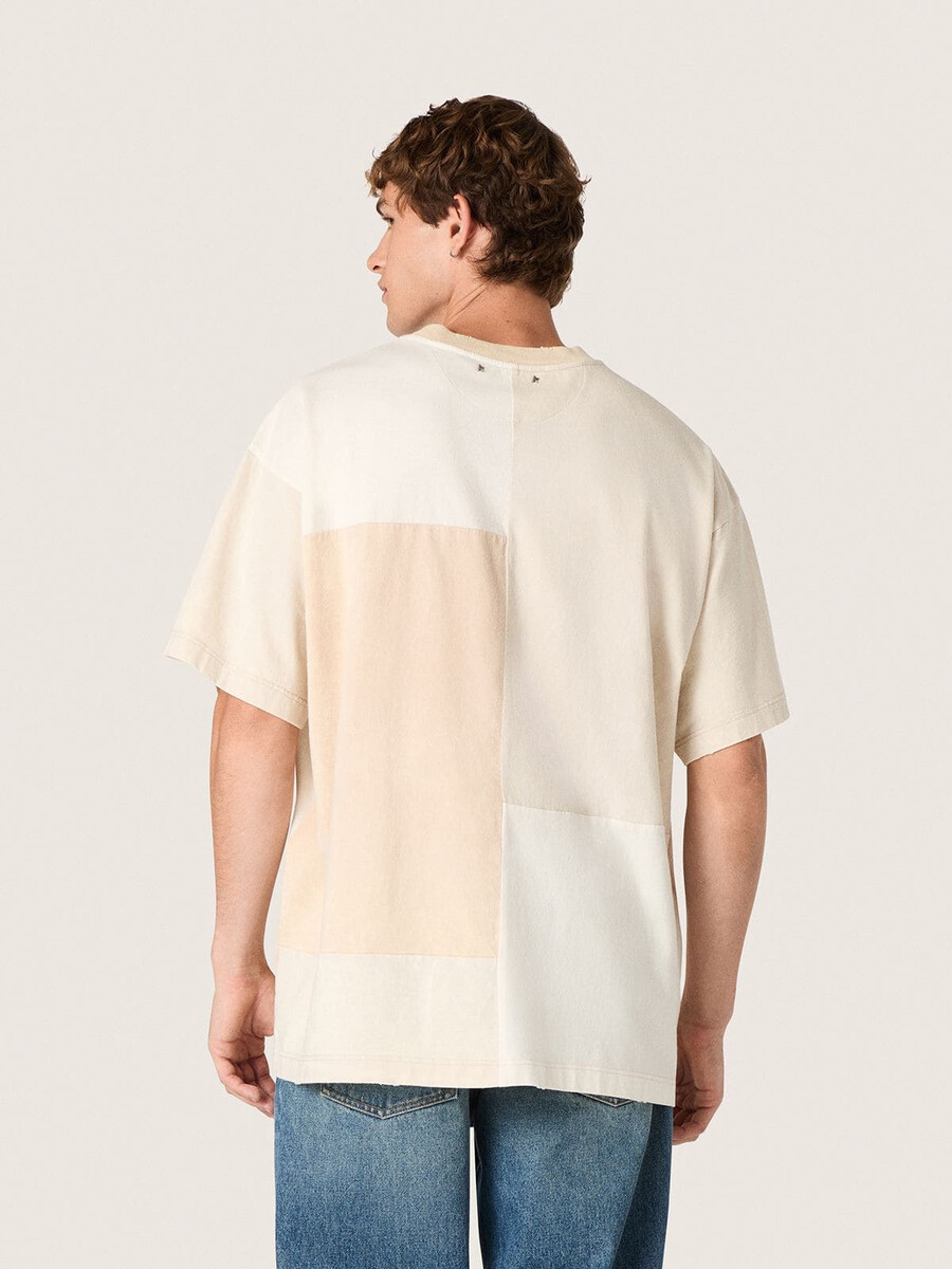 heren t-shirt van katoenen jersey met een wit en beige patchwork-effect.
