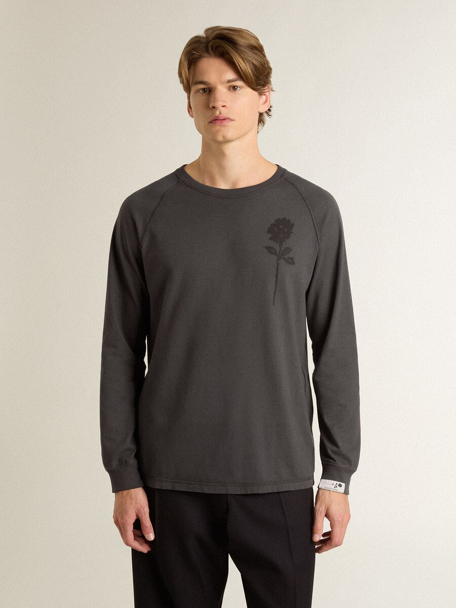 heren t-shirt van antracietkleurig katoen met print op de borst.