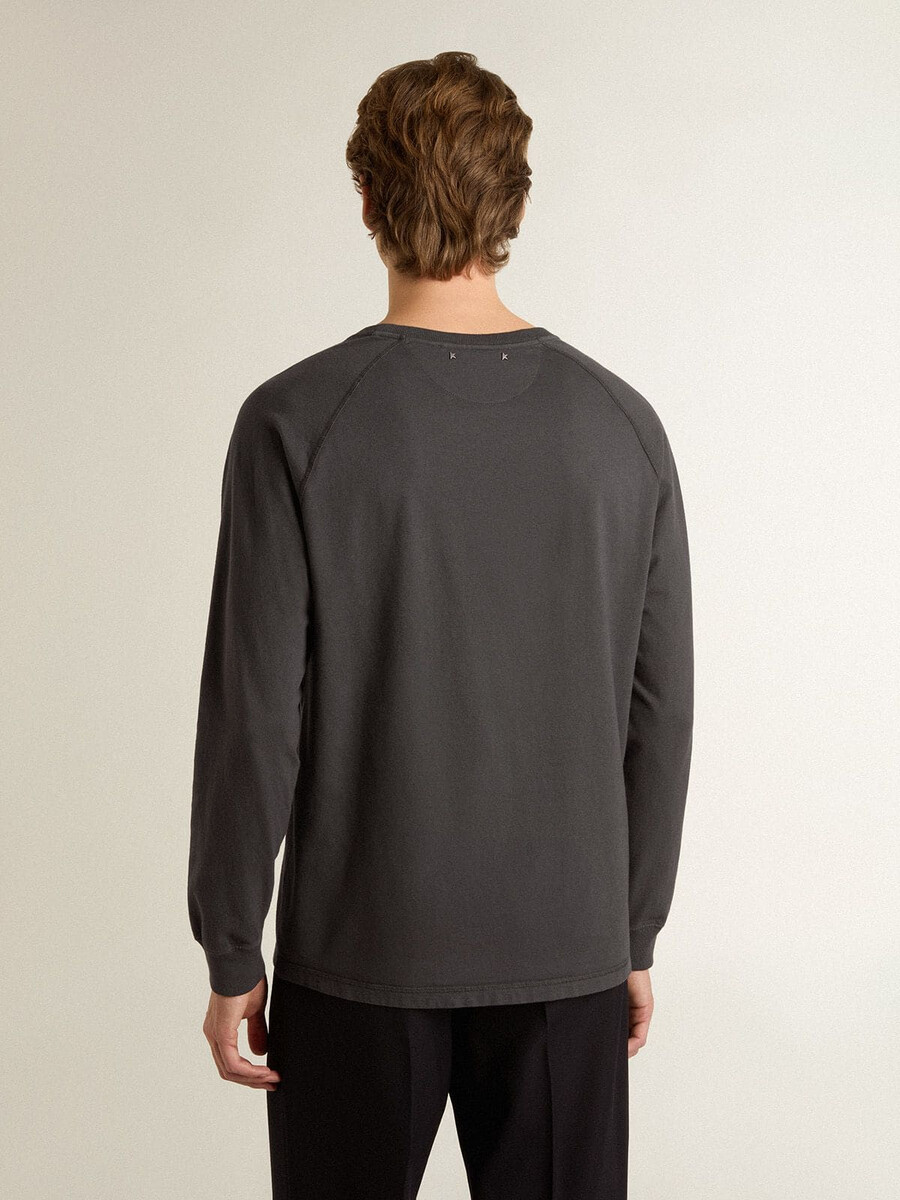 heren t-shirt van antracietkleurig katoen met print op de borst.