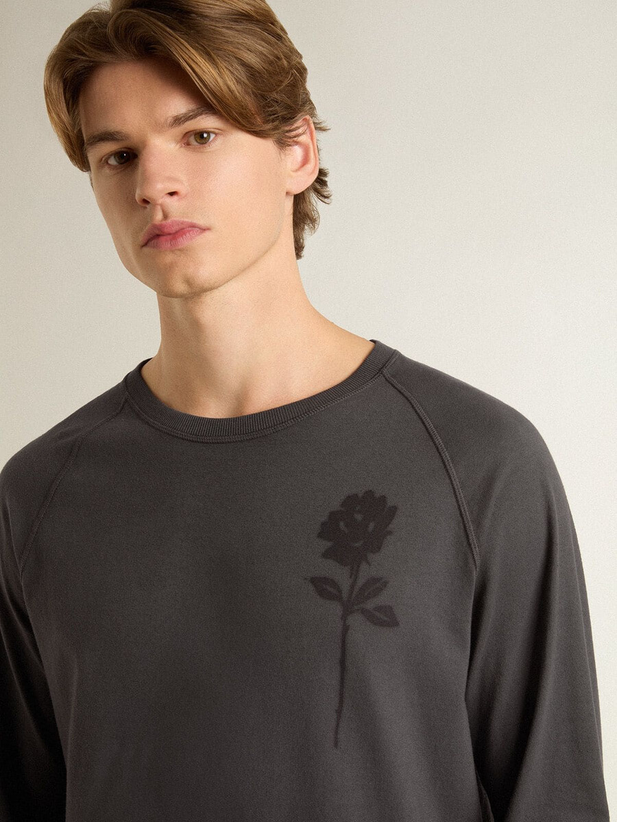 heren t-shirt van antracietkleurig katoen met print op de borst.
