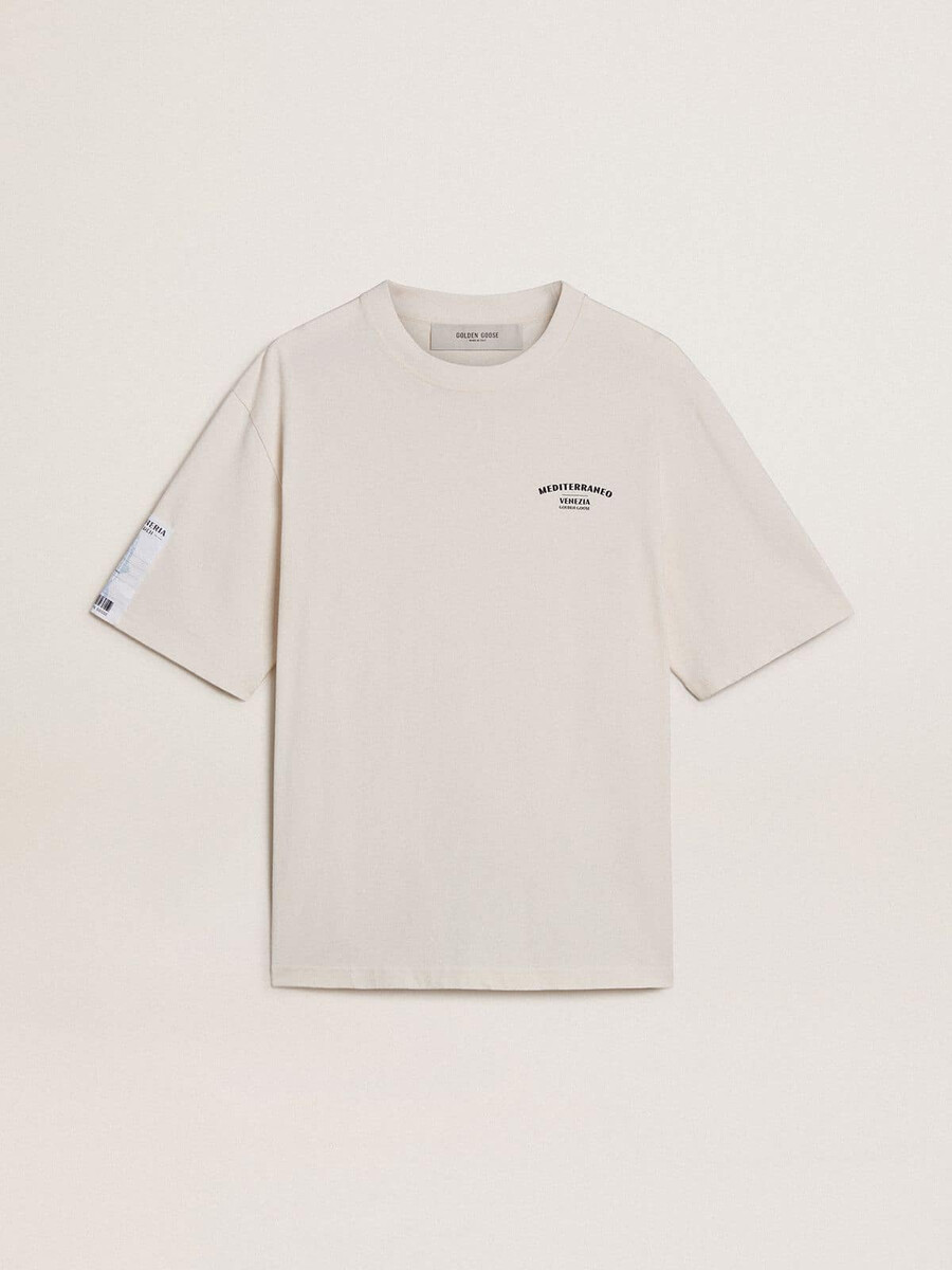 wit unisex t-shirt met mediterrane print en pescheria golden-patch op de mouw.