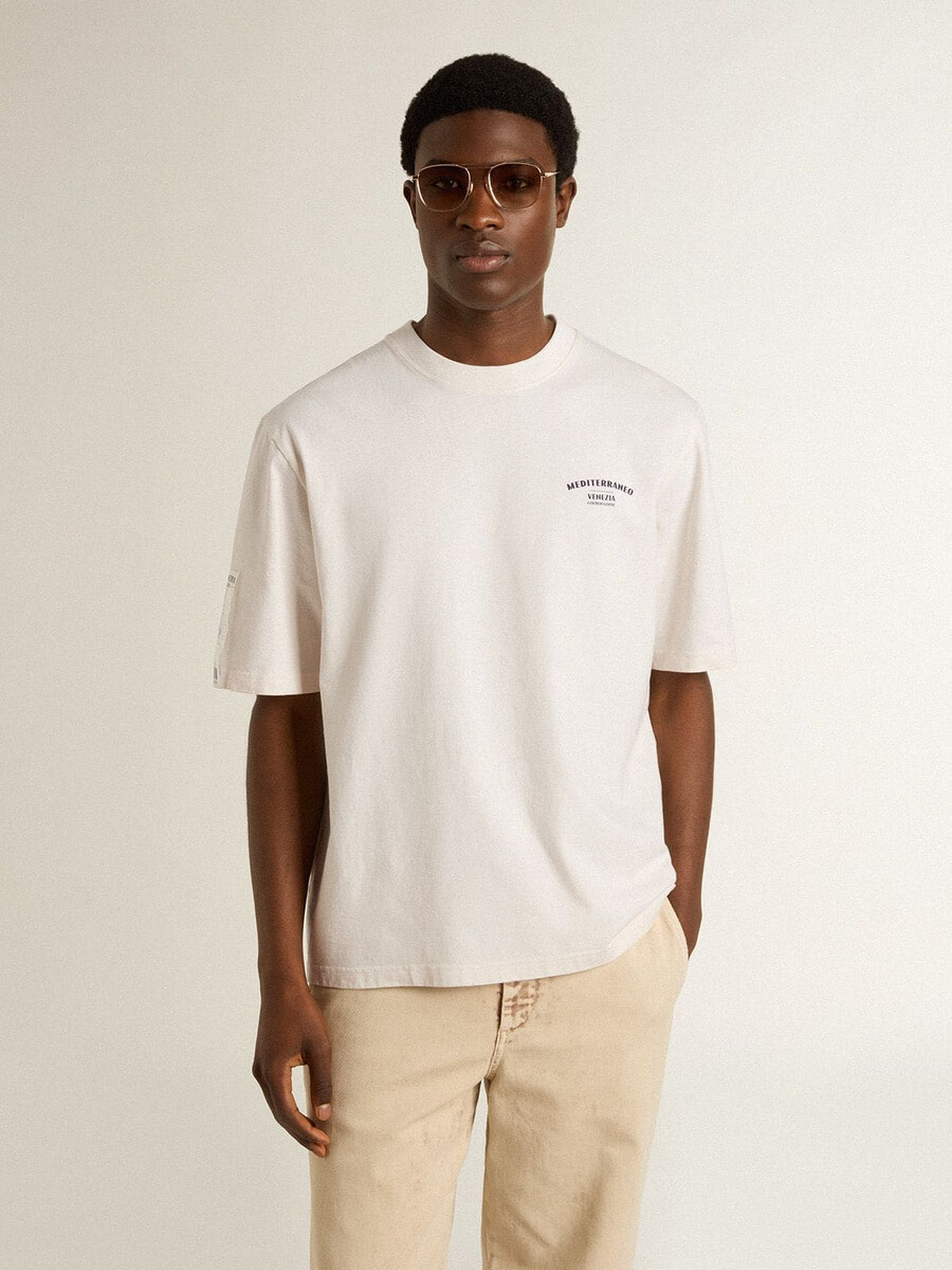 wit unisex t-shirt met mediterrane print en pescheria golden-patch op de mouw.