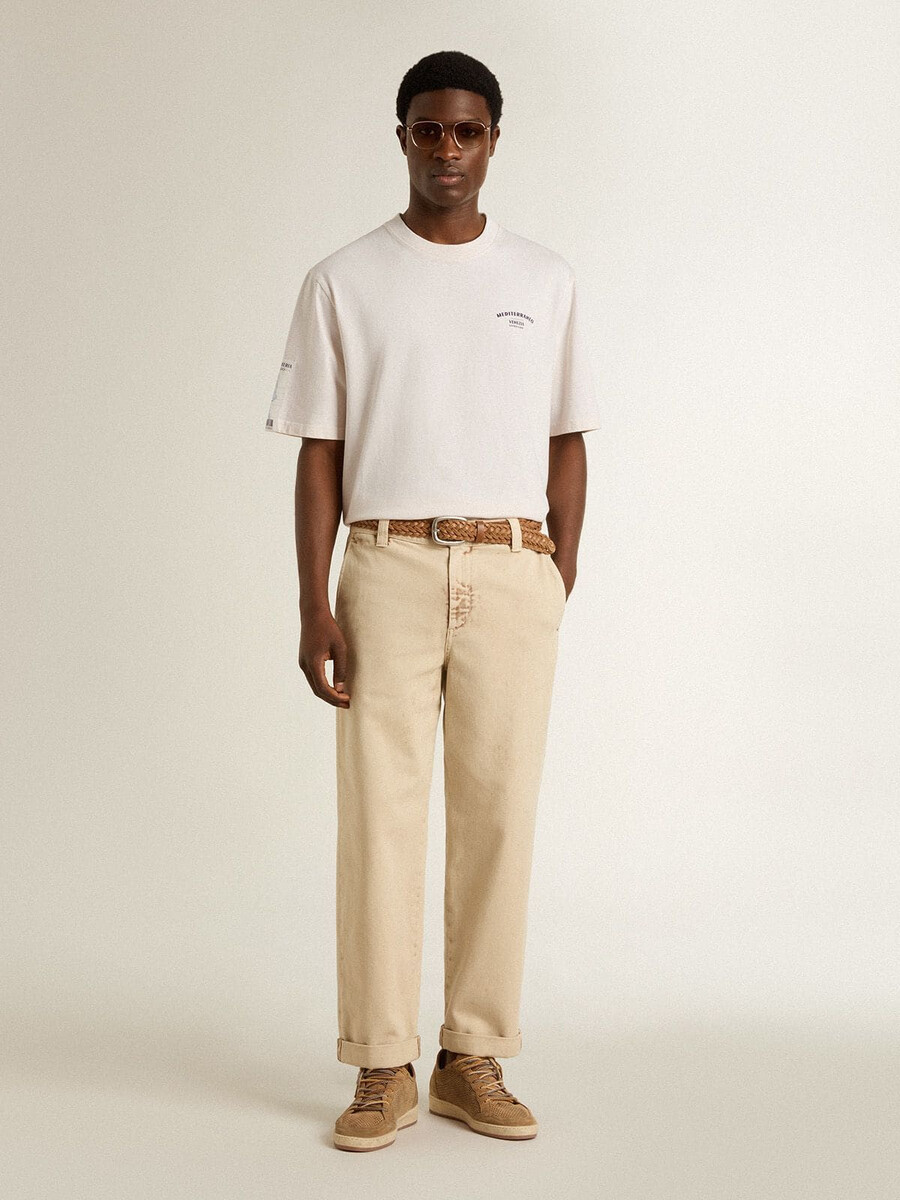 wit unisex t-shirt met mediterrane print en pescheria golden-patch op de mouw.