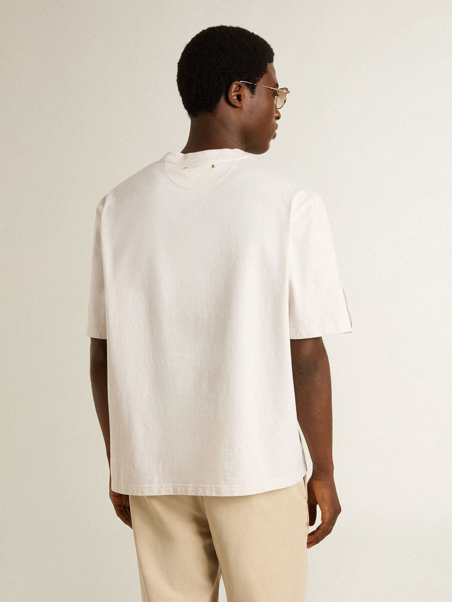 wit unisex t-shirt met mediterrane print en pescheria golden-patch op de mouw.
