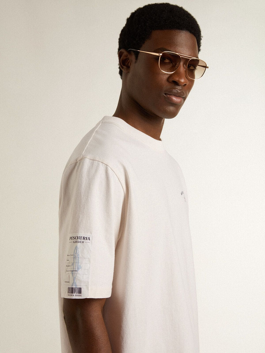 wit unisex t-shirt met mediterrane print en pescheria golden-patch op de mouw.