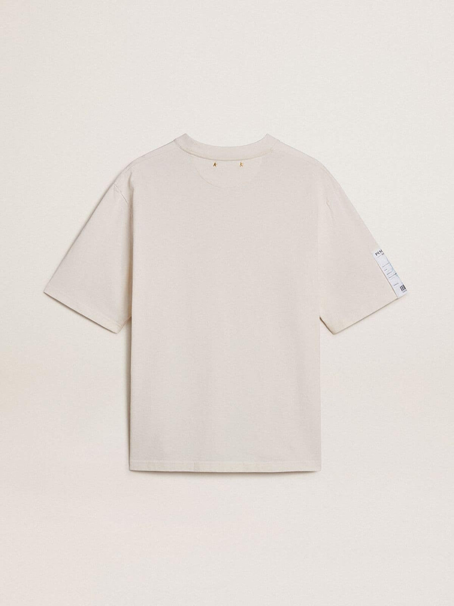wit unisex t-shirt met mediterrane print en pescheria golden-patch op de mouw.