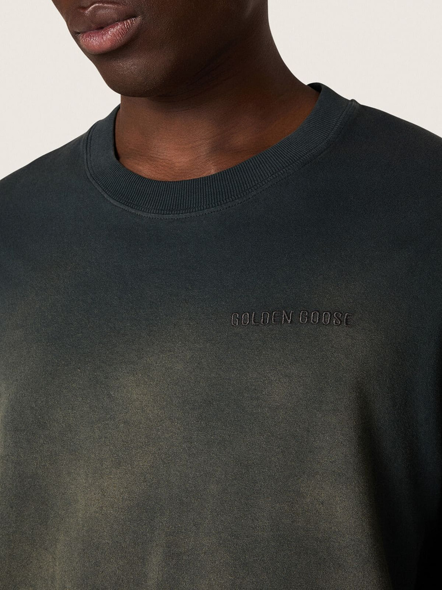 unisex t-shirt van zwart katoenjersey met geborduurd logo.