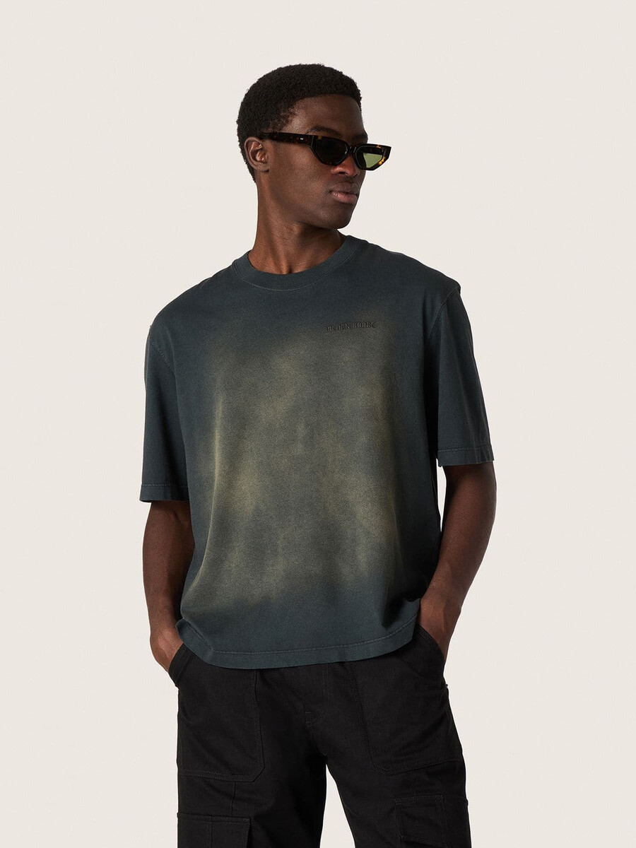 unisex t-shirt van zwart katoenjersey met geborduurd logo.