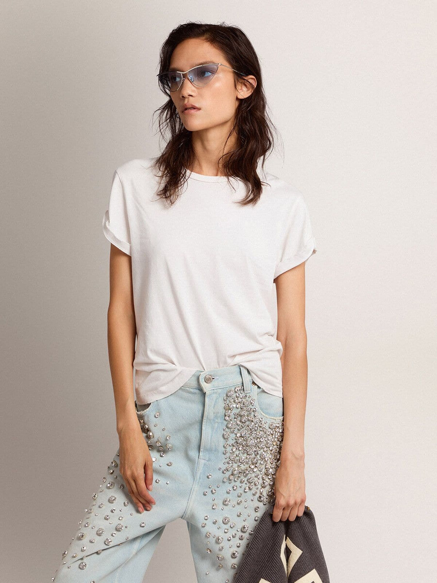 een dames t-shirt met een verwassen look en normale pasvorm in wit.