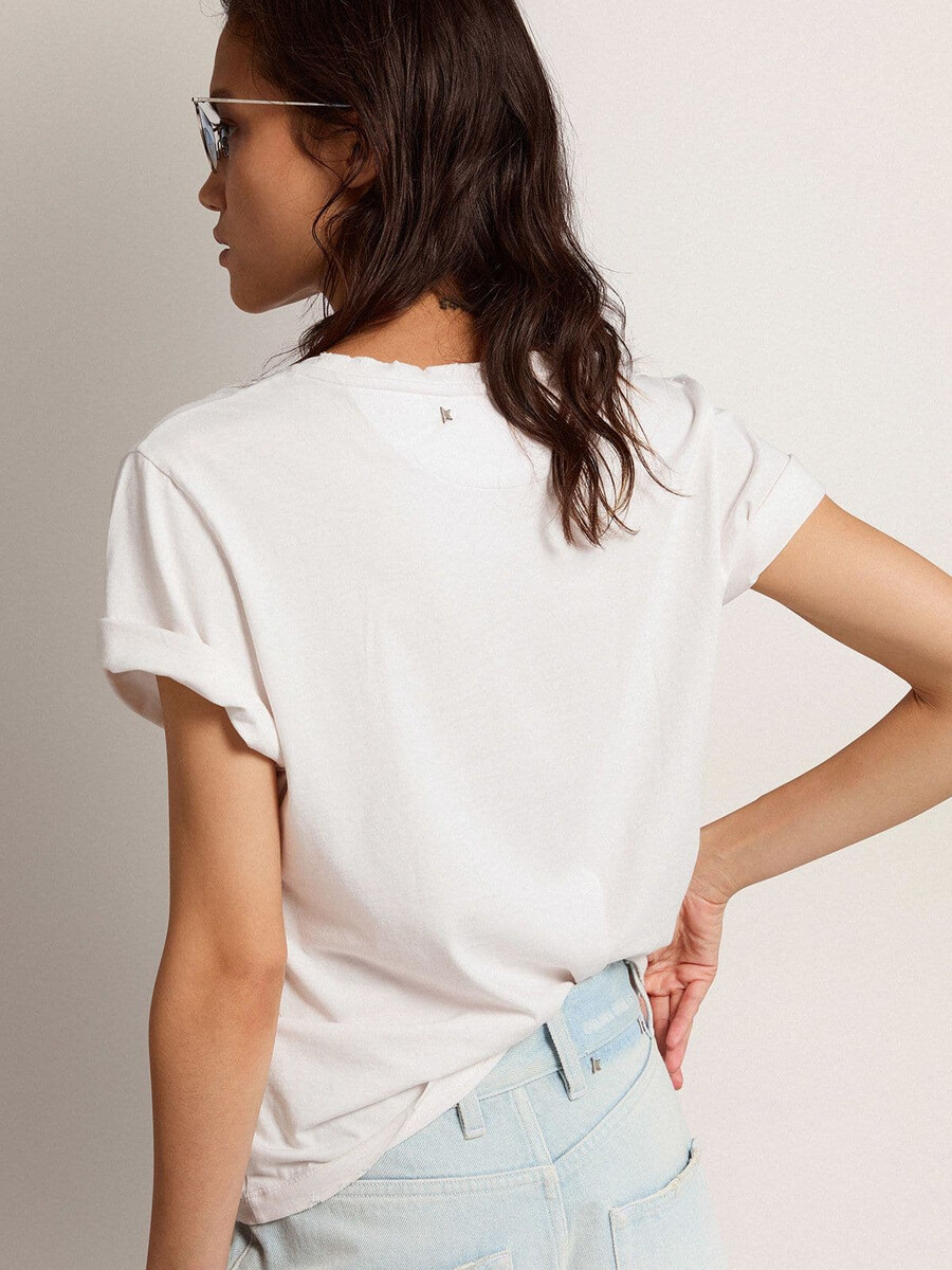 een dames t-shirt met een verwassen look en normale pasvorm in wit.