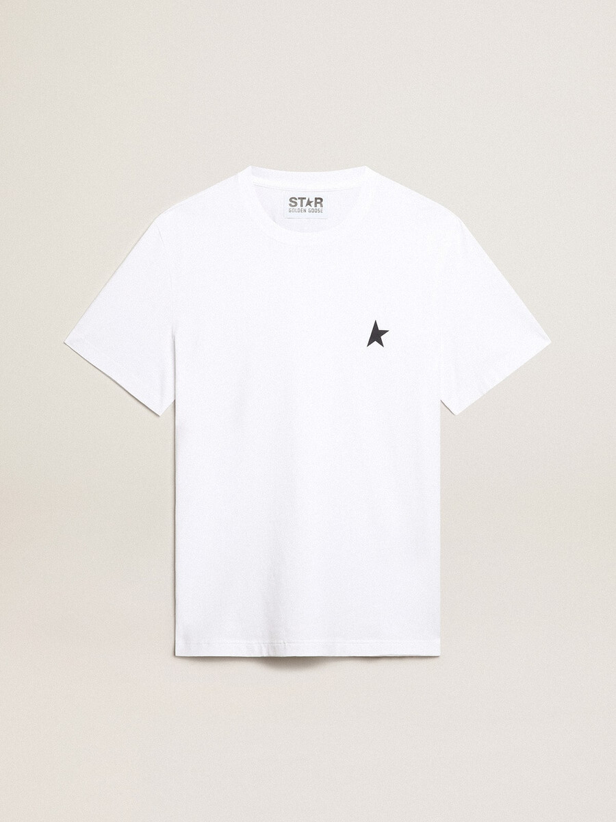 wit dames-t-shirt met donkerblauwe ster op de voorkant.