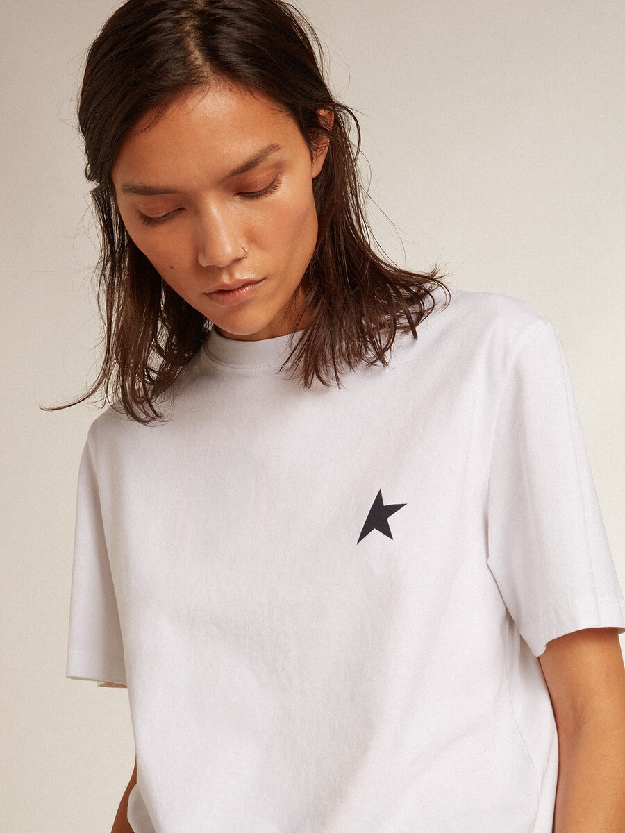 wit dames-t-shirt met donkerblauwe ster op de voorkant.