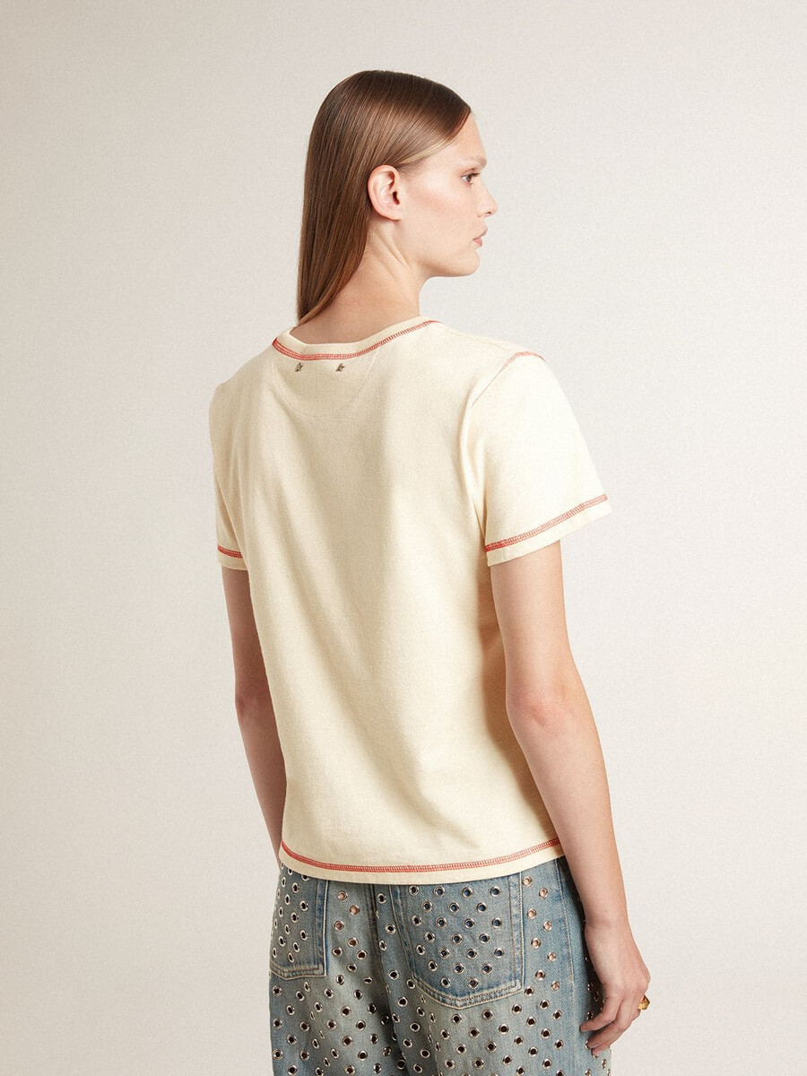 crèmekleurig dames-t-shirt met vervaagde rode accenten