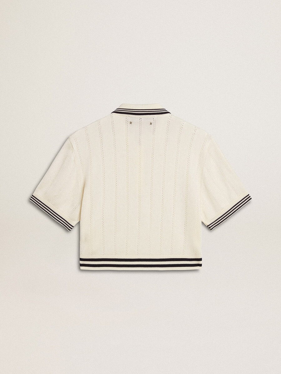 korte versleten witte katoenen poloshirt voor dames met blauwe ribbels.