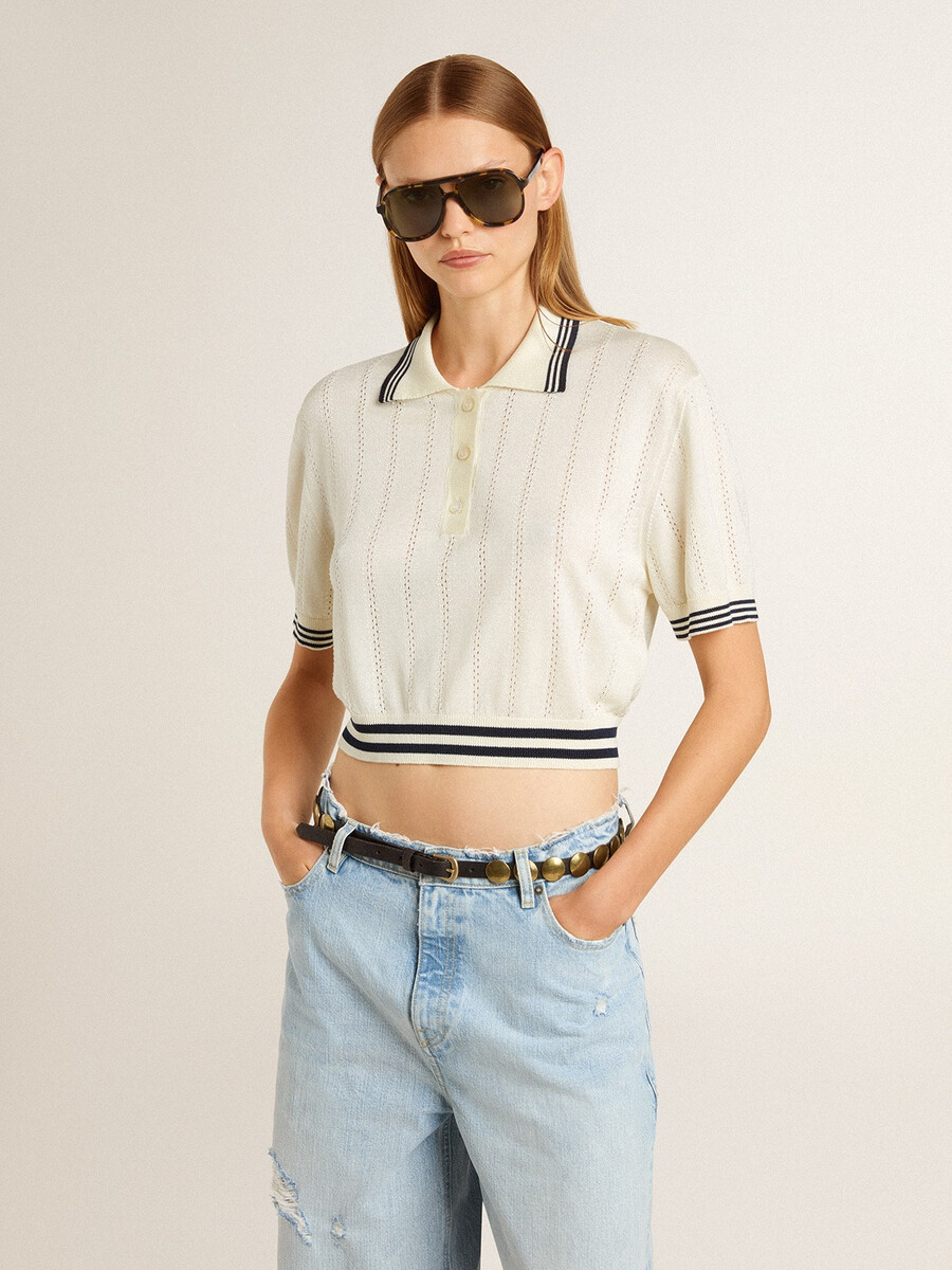 korte versleten witte katoenen poloshirt voor dames met blauwe ribbels.