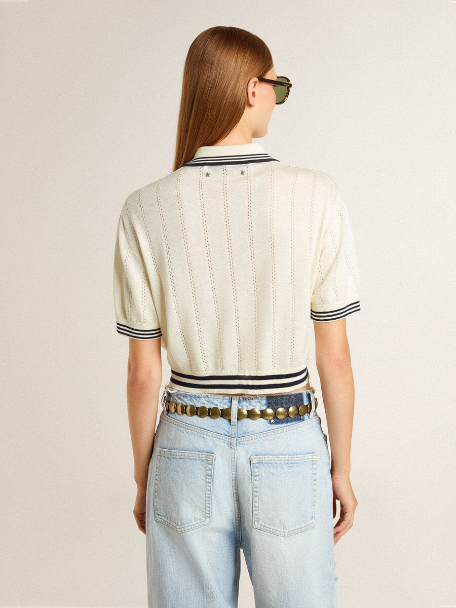 korte versleten witte katoenen poloshirt voor dames met blauwe ribbels.