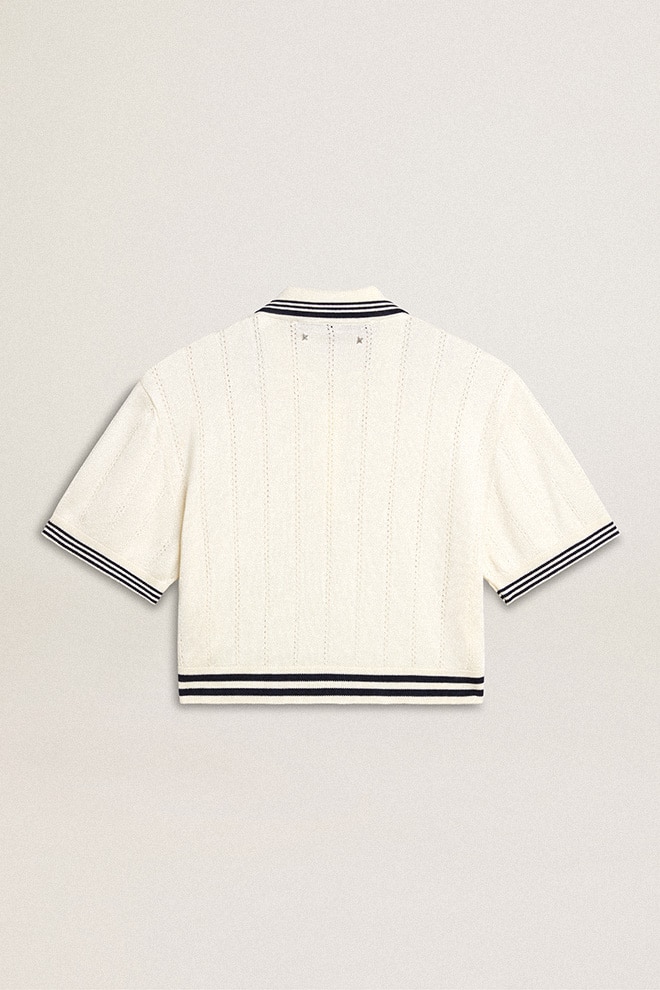 korte versleten witte katoenen poloshirt voor dames met blauwe ribbels.