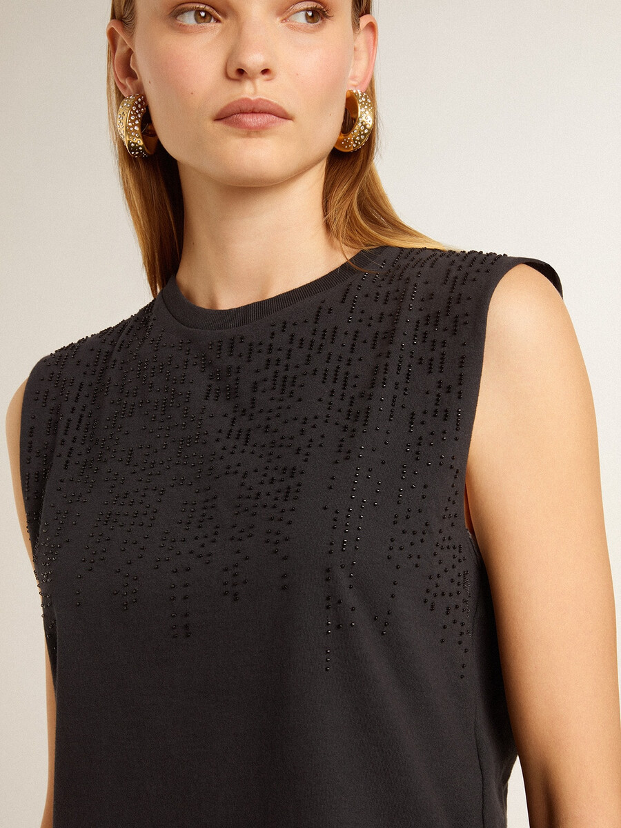 mouwloos t-shirt in versleten zwart met ton-sur-ton kleurverloopborduurwerk.