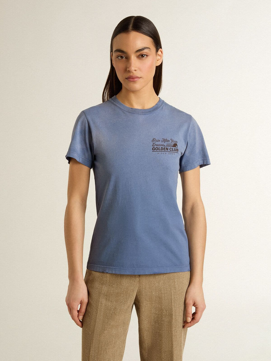 dames t-shirt in lichtblauw met een vervaagde look en een print op de borst.