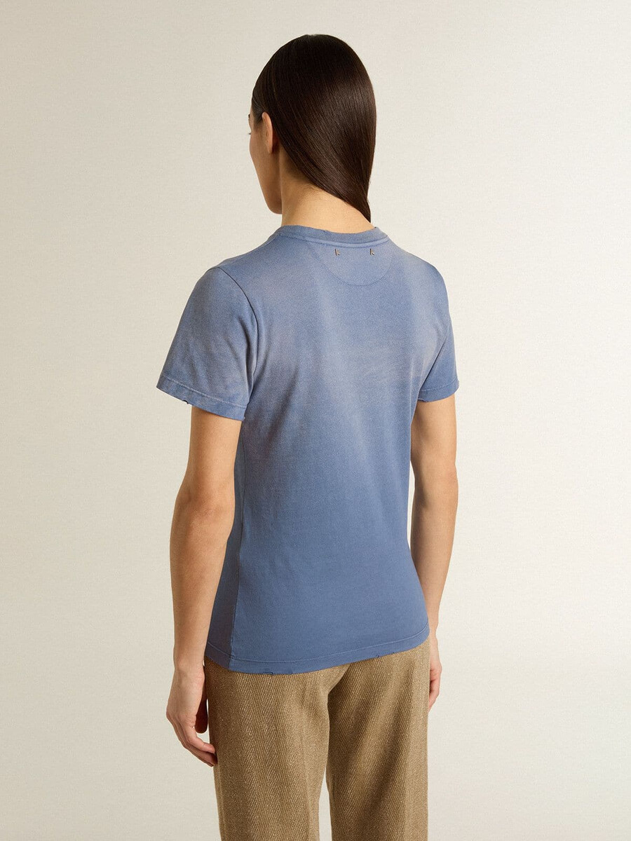 dames t-shirt in lichtblauw met een vervaagde look en een print op de borst.