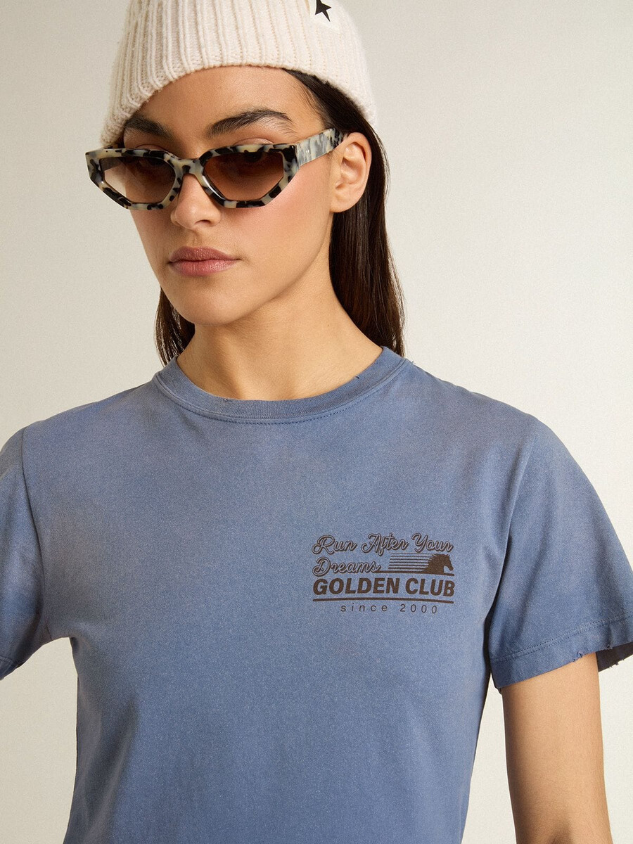 dames t-shirt in lichtblauw met een vervaagde look en een print op de borst.