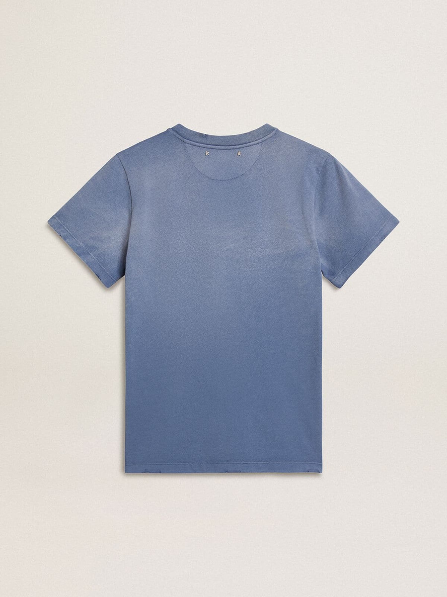 dames t-shirt in lichtblauw met een vervaagde look en een print op de borst.