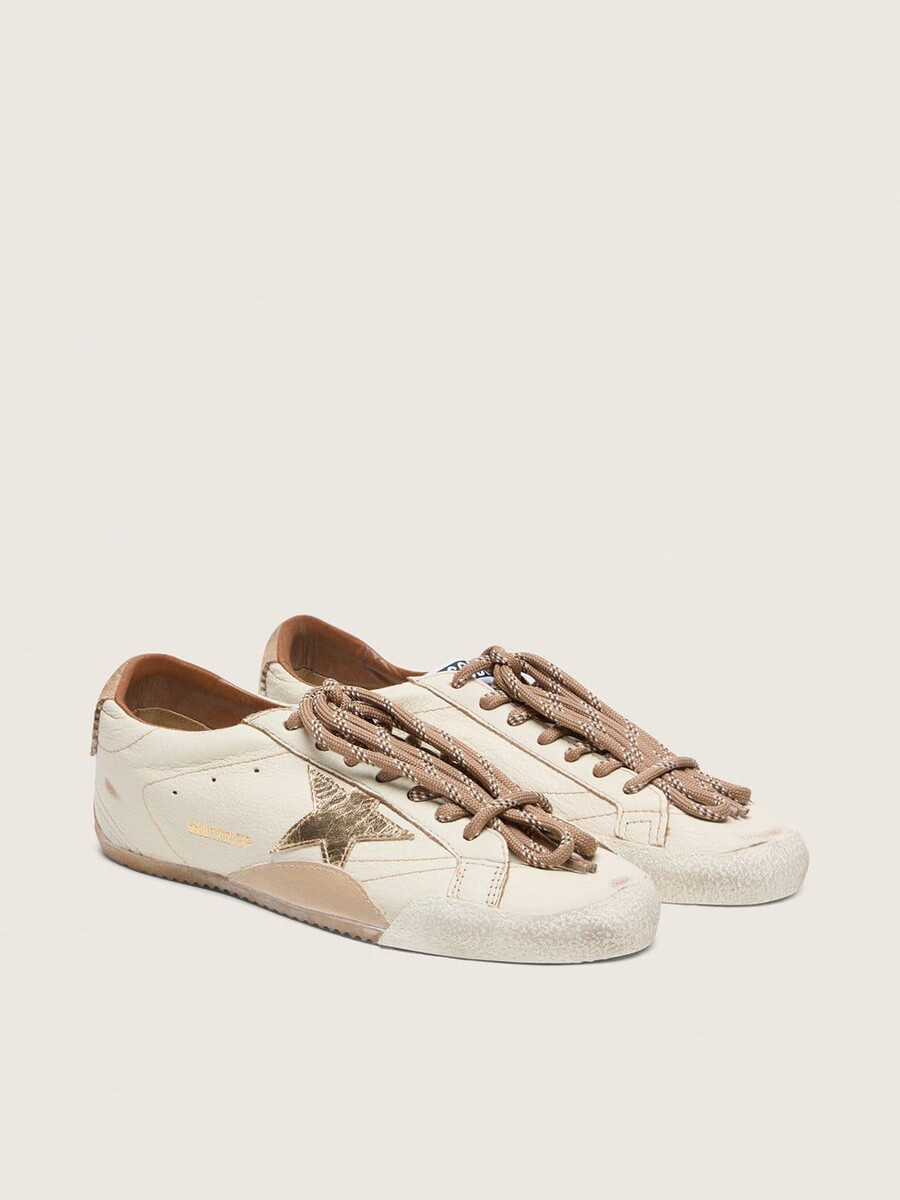 true-star herenschoen in wit nappaleer met een goudkleurige leren ster en een hielstuk van beige suède.