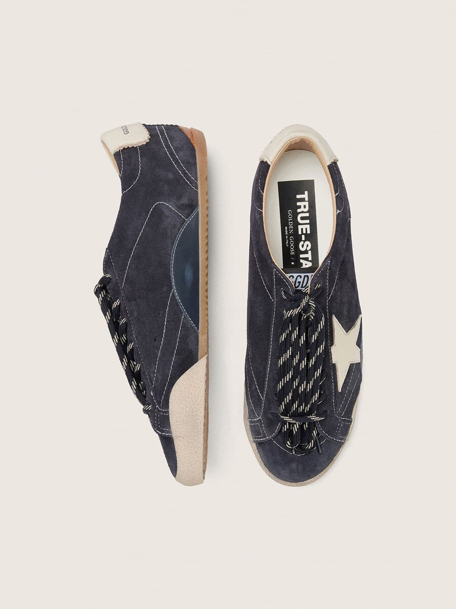 true-star herenschoen in donkerblauw suède met witte nappa leren ster en hielstuk.