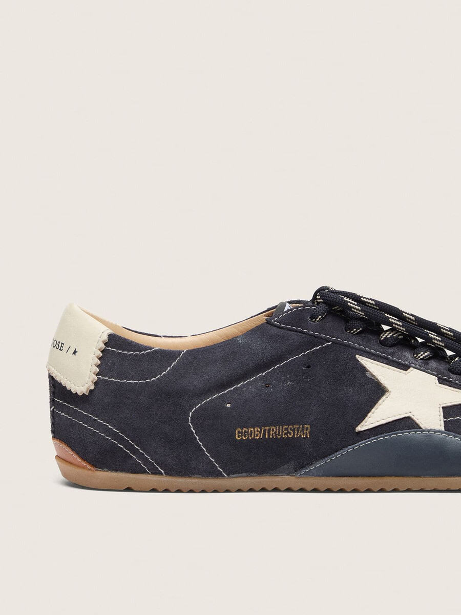 true-star herenschoen in donkerblauw suède met witte nappa leren ster en hielstuk.