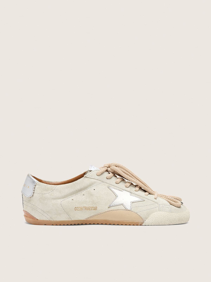 true-star herenschoen in lichtgrijs suède met metallic zilveren ster en hielstuk.