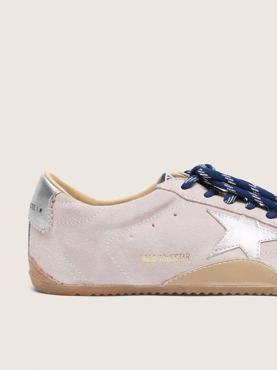 dames true-star in pastelroze suède met zilveren ster en hielstuk.