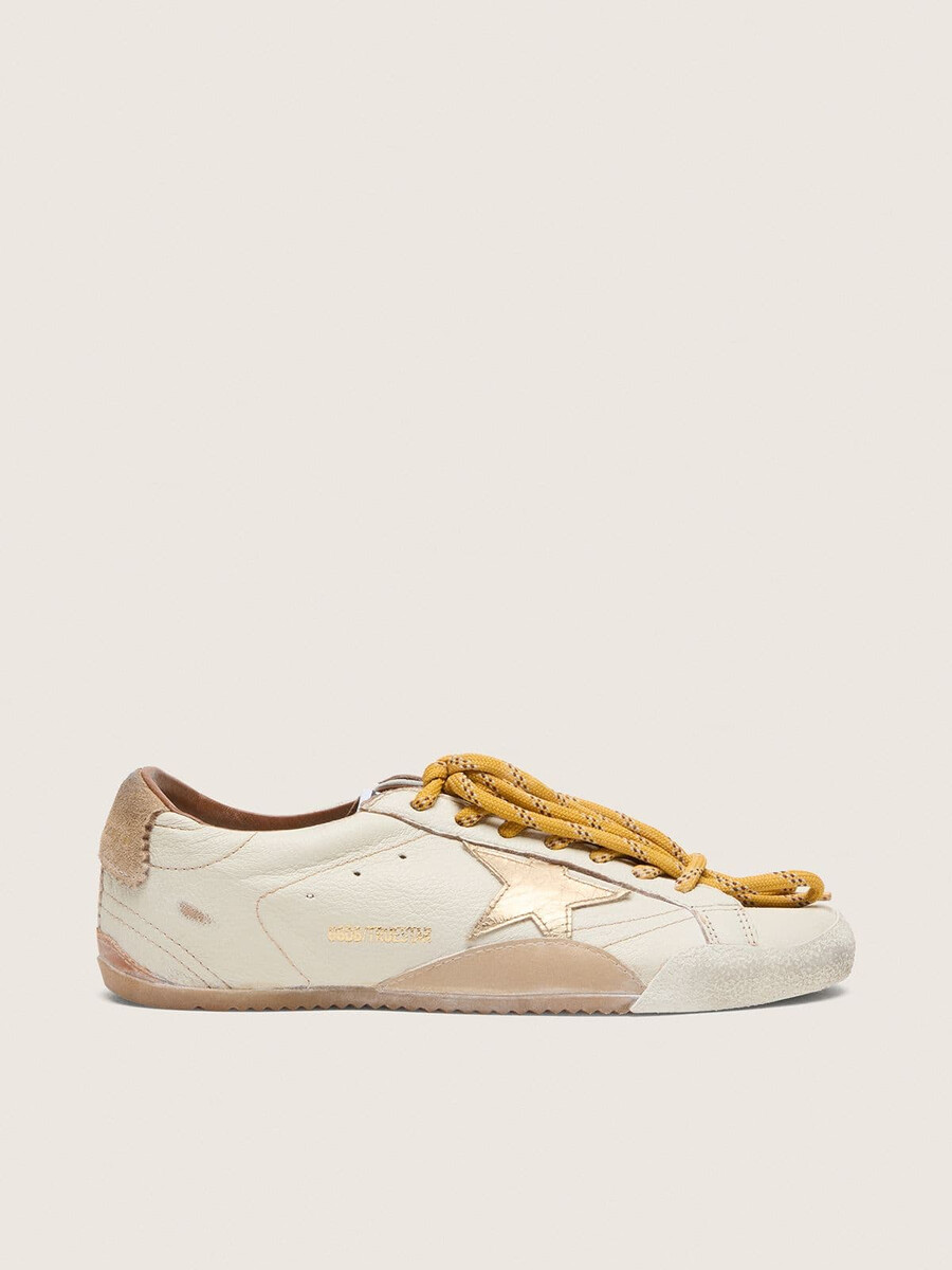 dames true-star in wit nappaleer met gouden ster en beige suède hielstuk.